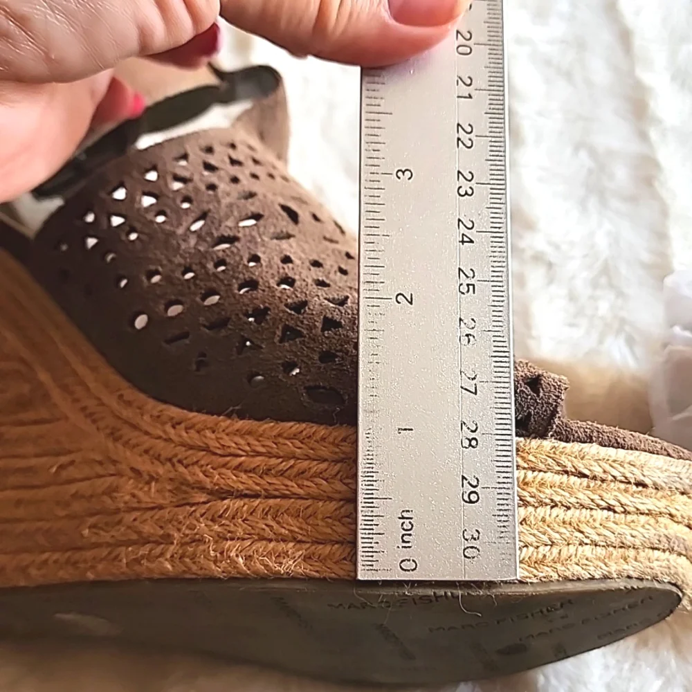 MARC FISHER taupe leather platforms. EUC